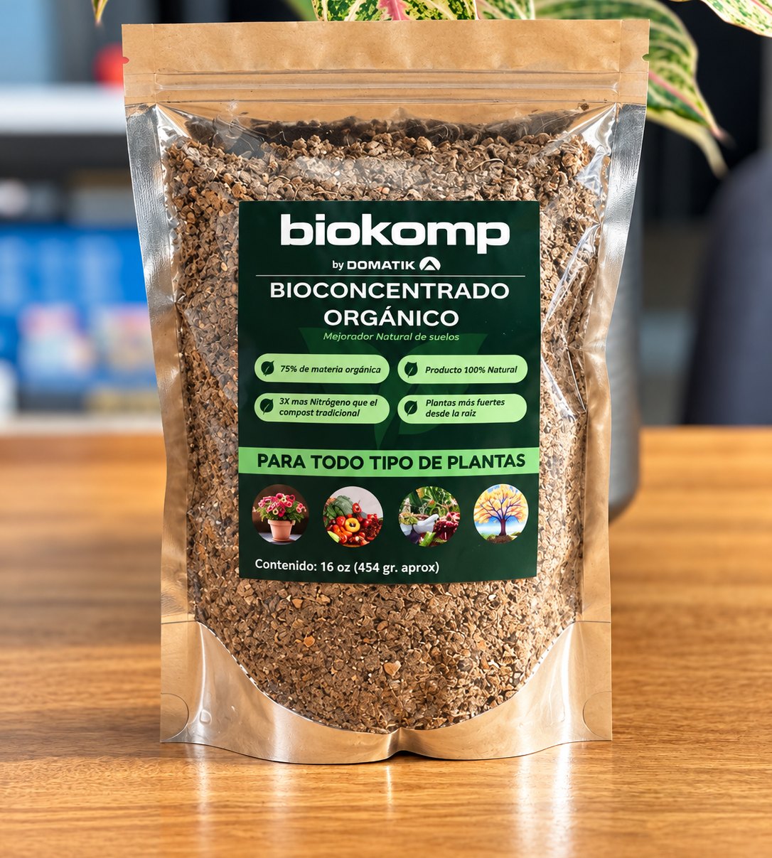 Bolsa de biokomp sobre una mesa de madera junto a una planta